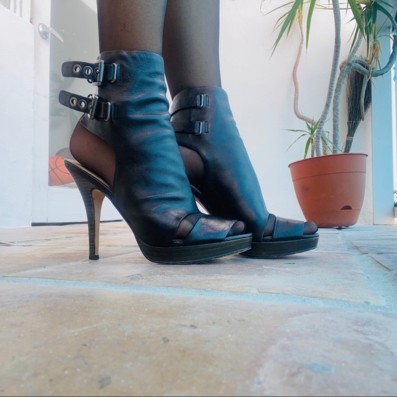 🖤COACH LEATHER HEELS 🖤 - Picture 3 of 9